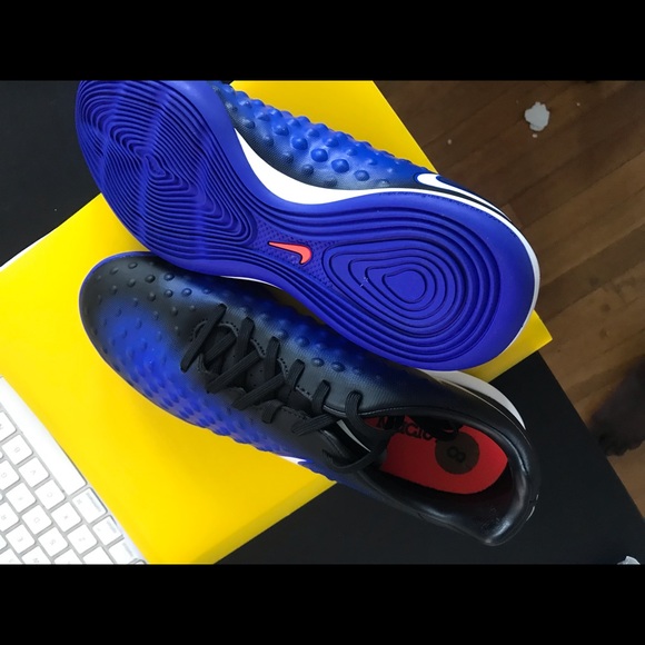 Indoor soccer shoes - Picture 5 of 8